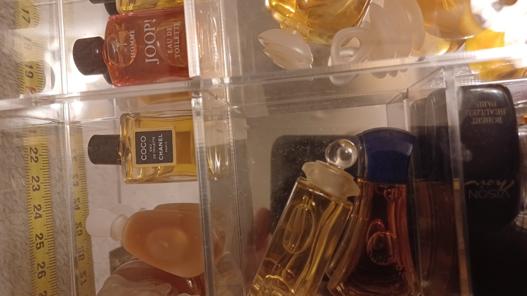 Profumi & Eau de Toilette: Parfum Miniaturen Sammlung im Acryl Display gebraucht – Usato da Winznau venduto da FlorianV 9