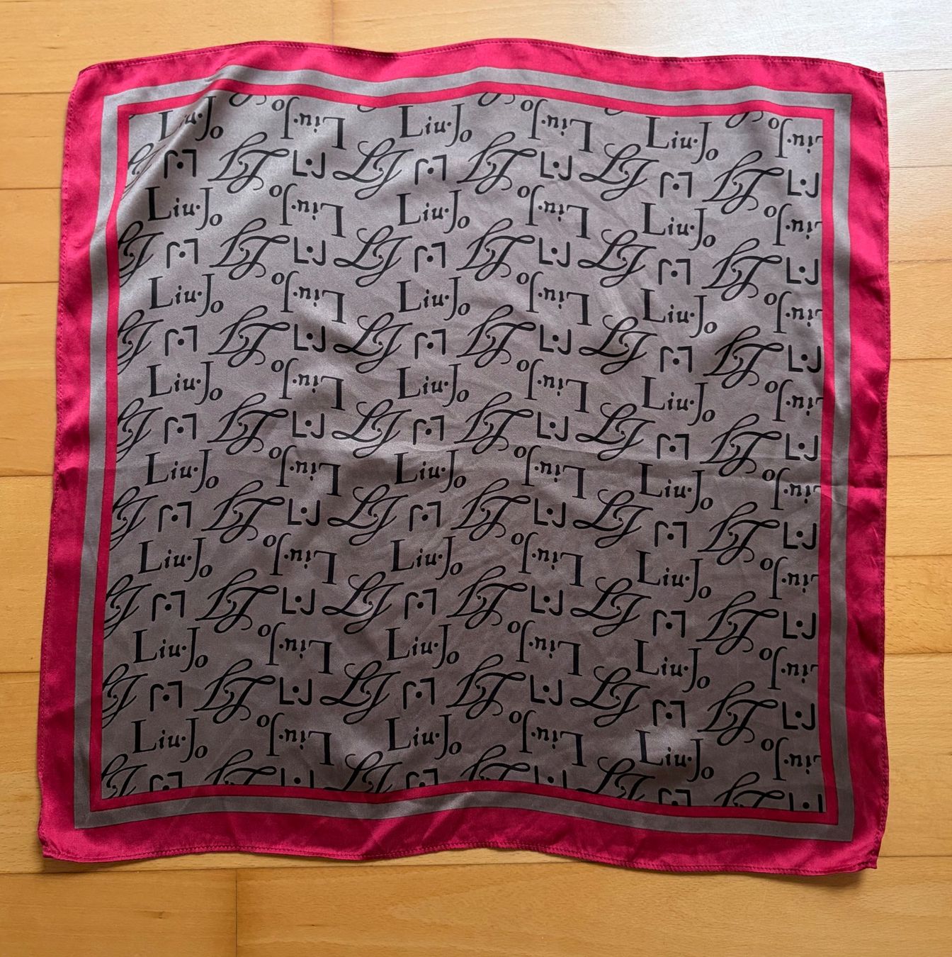 Liu Jo Foulard & Sciarpe: Liu Jo Seide Tuch – Usato da Unterägeri venduto da Jutka_04