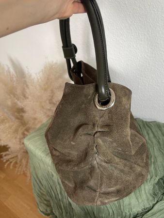 Damen Handtasche Wildleder braun getragen