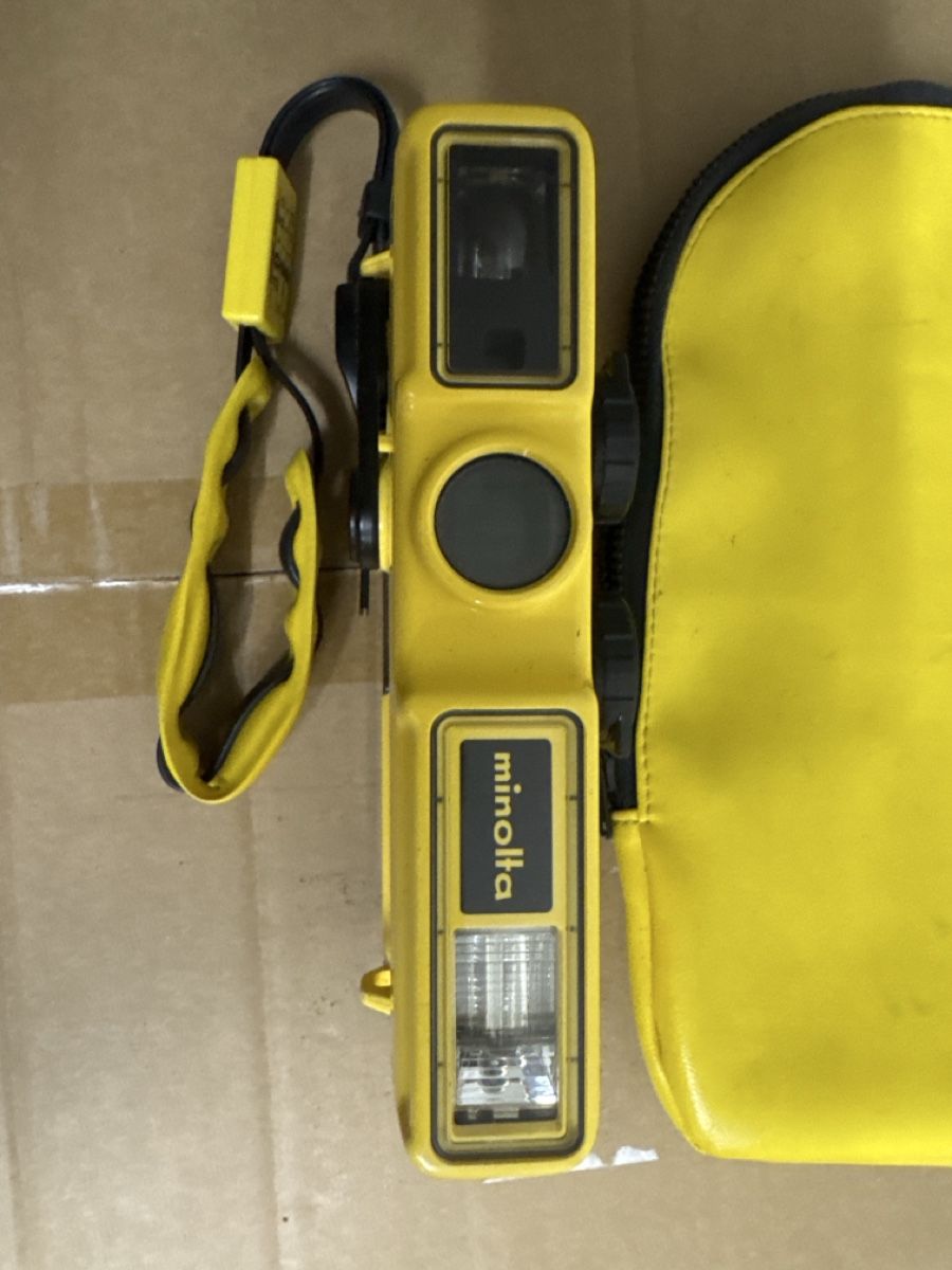Minolta Kamera: Minolta Weathermatic A yellow camera with pouch – Gebraucht aus Riehen von M.S.DVD 8