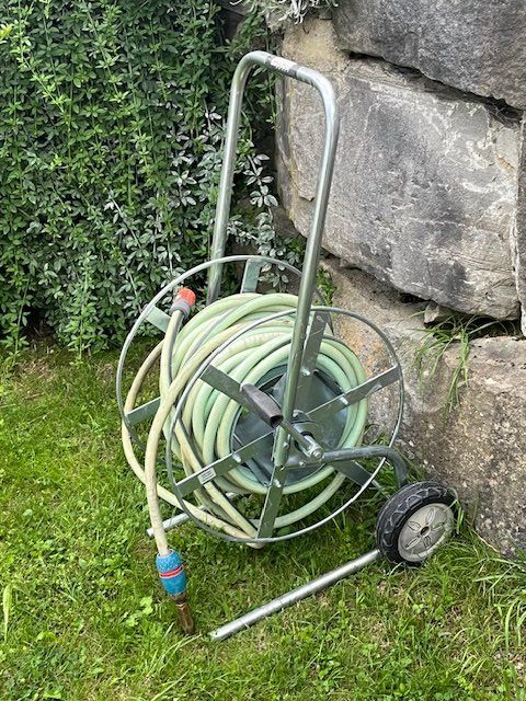 Gartenschlauch auf Rollwagen