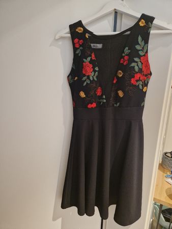 Robe noire dentelle fleurie Neuve