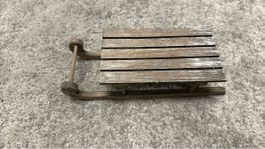 Rustikaler Mini Holzschlitten, Vintage-Dekoration