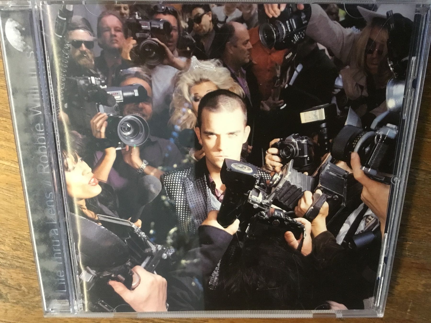 CD: Robbie Williams - Life Thru A Lens     o – Usato da Thierachern venduto da sweden08