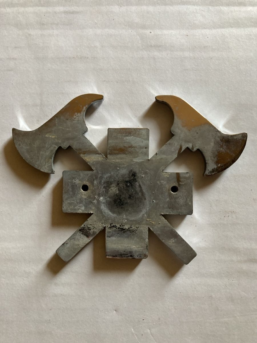 Alle Dekorationen: Kreuz mit Äxte Emblem, Metall, Deko – Gebraucht aus Zweisimmen von design02 3