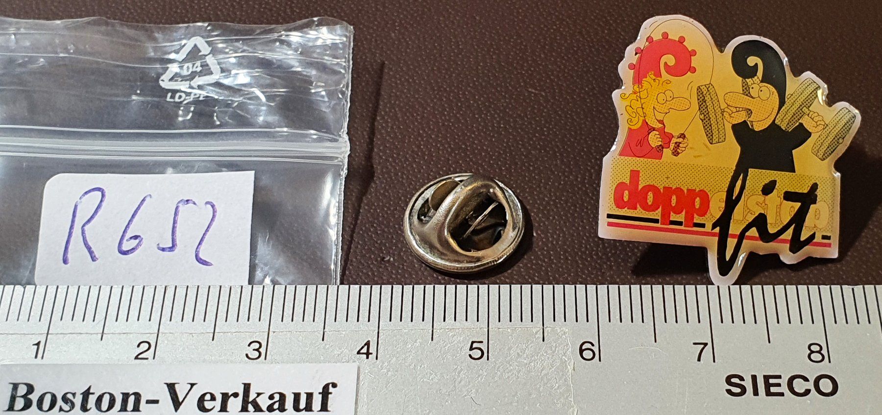 Placchette & Badge: R652 - Pin doppelstab Basel Baselland isch fit / Zeitung – Usato da Reinach BL venduto da Boston-Verkauf 1