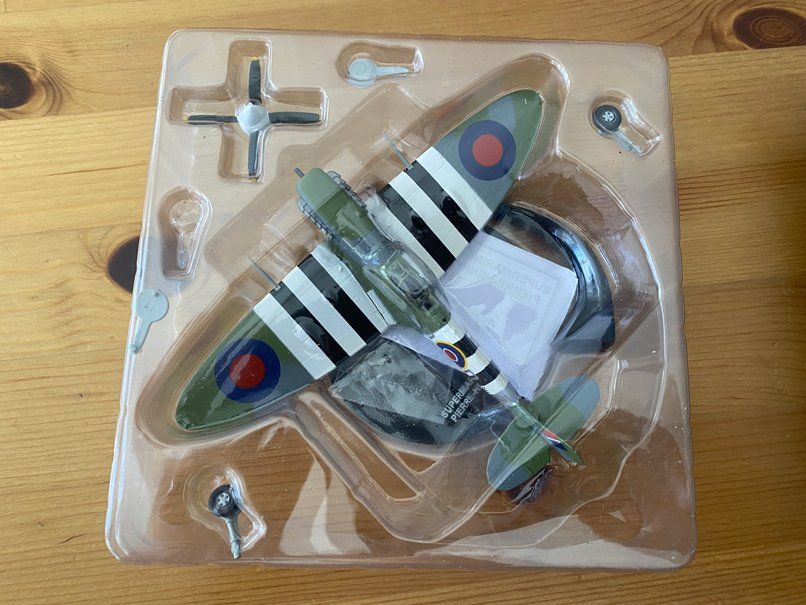 Kit di modellismo & Modellini statici: Spitfire MK.IXB, pilot Pierre-Henri Closterman, 1944 – Nuovo e nell'imballaggio originale da Prangins venduto da Timband 7