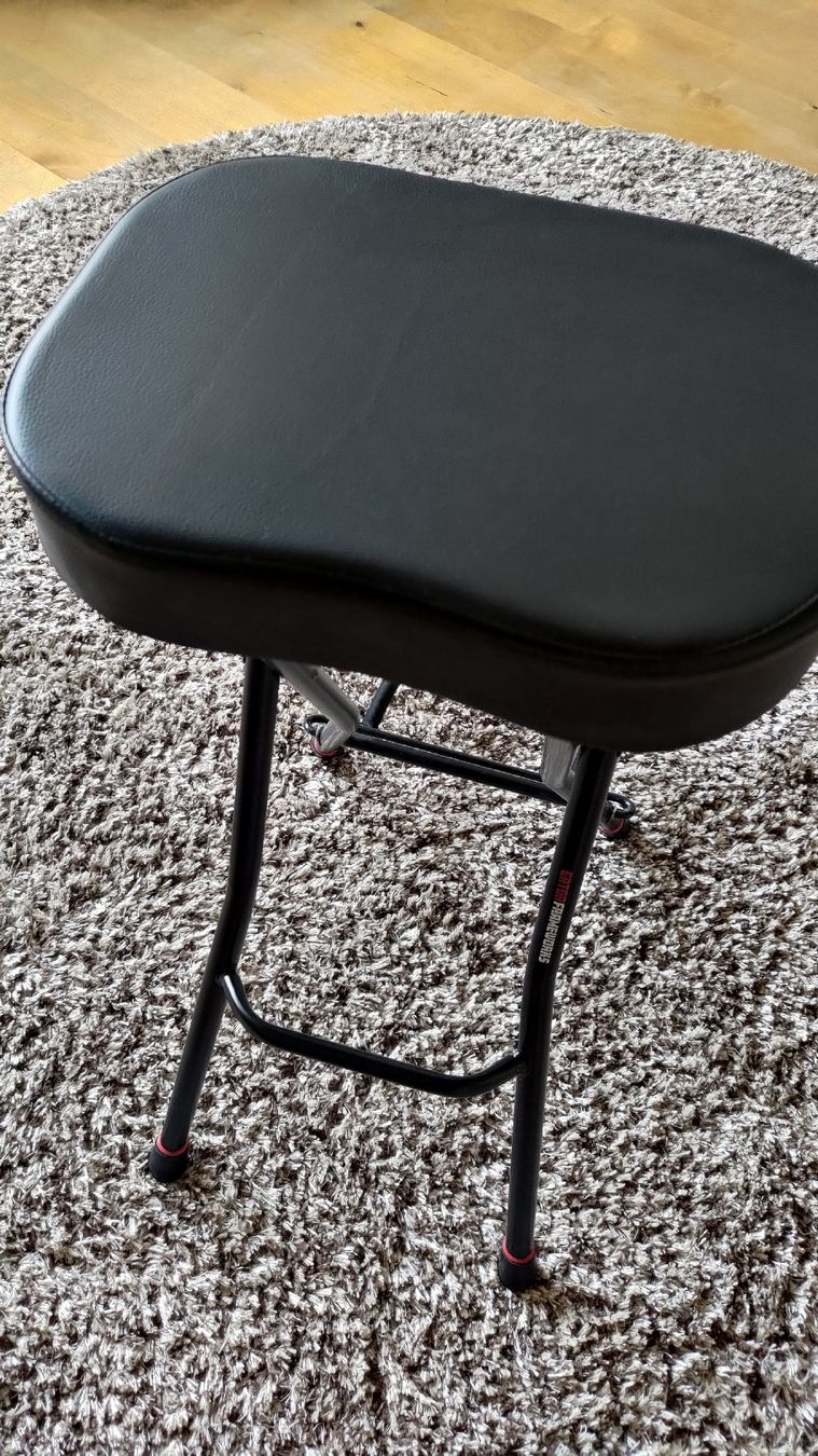 Sgabelli: Hocker mit integriertem Gitarrenständer GFW-GTR – Nuovo (secondo la descrizione) da Hirzel venduto da Mr.Boots 1