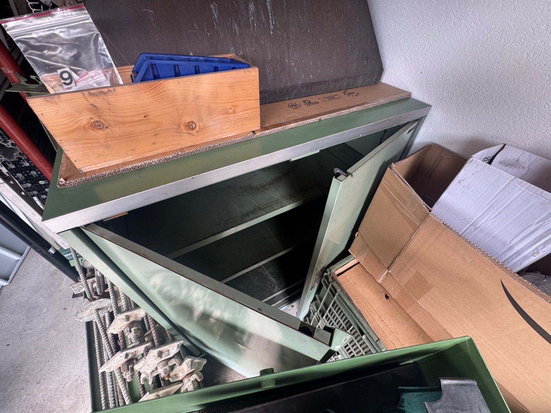 Lista Armadi: Armoire métallique – Usato da Gland venduto da Armando.Jorge01 3