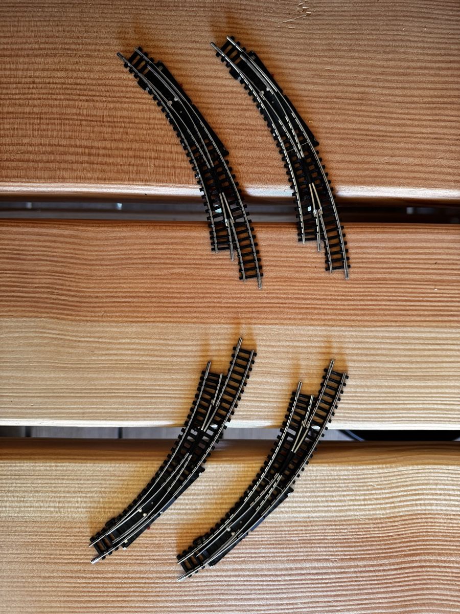 Trix Modellini di ferrovie: Minitrix, Bogenweichen rechts und links, je 2 Stk. – Usato da Kyburg-Buchegg venduto da Mlaett