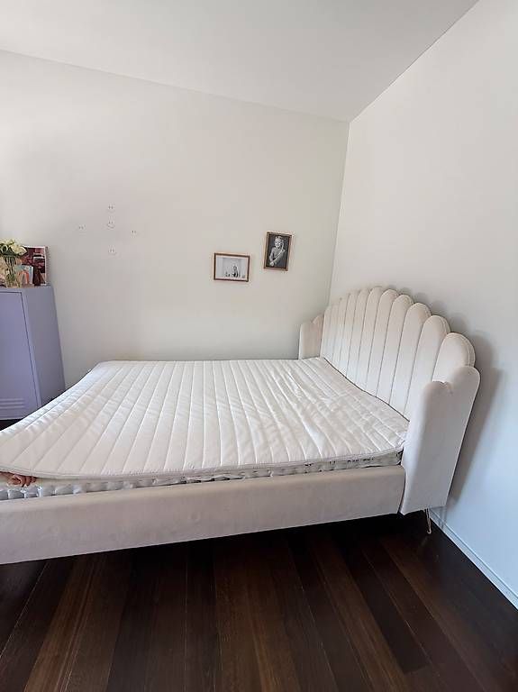 Betten: Muschelbett beige samt  – Gebraucht aus Erlenbach ZH von mal_qvk6 1