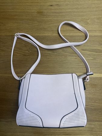 rosa Tasche mit schwarzen Akzenten