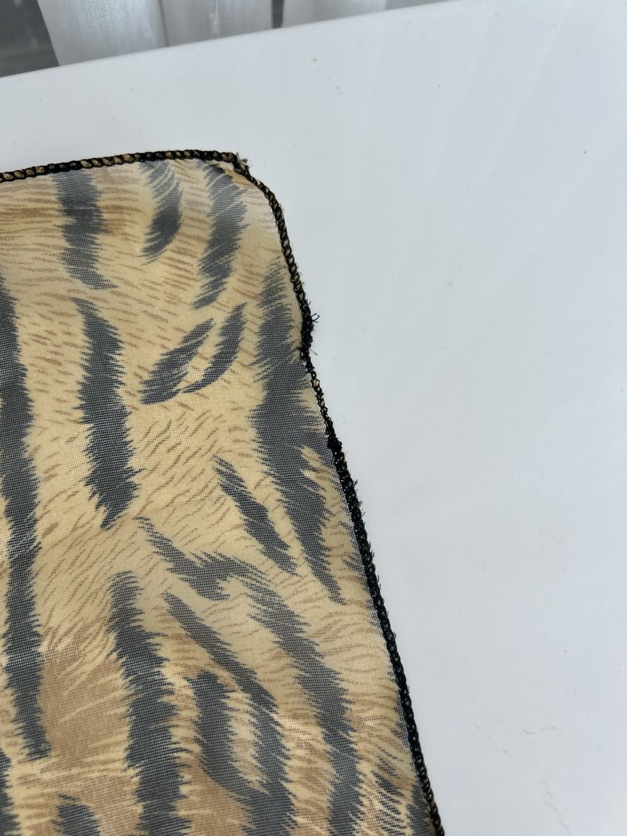 Foulards & écharpes: Tiger Print Scarf light fabric good condition – Neuf (Voir description) à Saland par ele_vc96 2