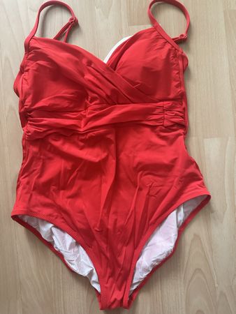 Maillot de bain rouge neuf, idéal pour cet été! Taille 40