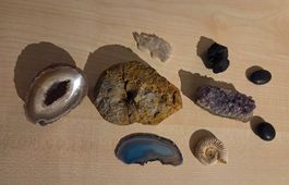 Sammlung von Kristallen, Fossilien und Vulkansteine