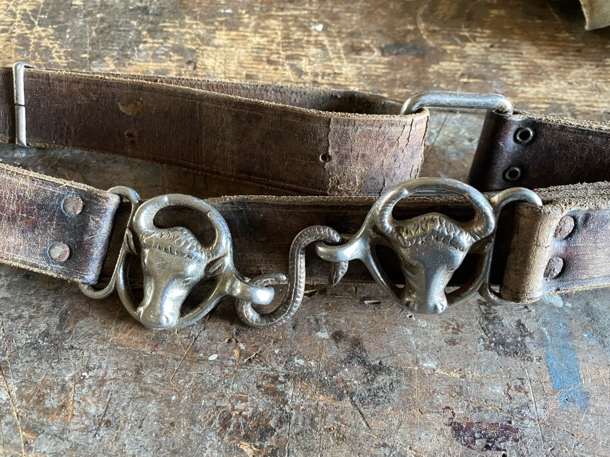 Uniformi: Alter Metzgergurt mit Bullenköpfe – Usato da Zimmerwald venduto da Holzdata1