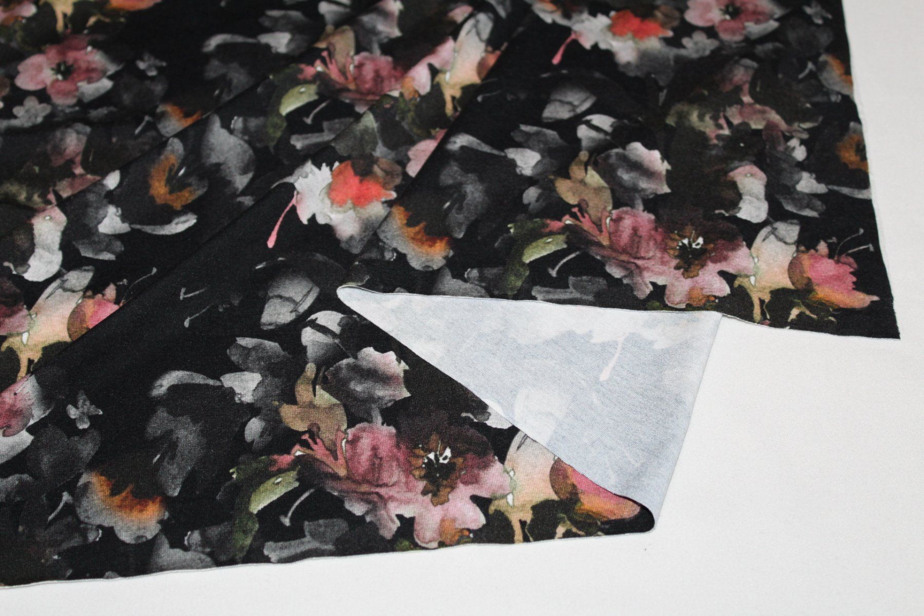 Stoffe: Stoff Viscosejersey schwarz/Blumen – Neu (gemäss Beschreibung) aus Obfelden von solomon111 3