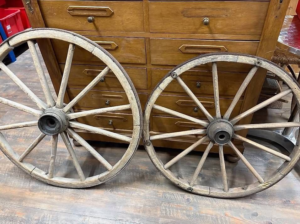 Pneus & Kompletträder: Zwei antike Wagenräder – Gebraucht aus Staffelbach von Mart83