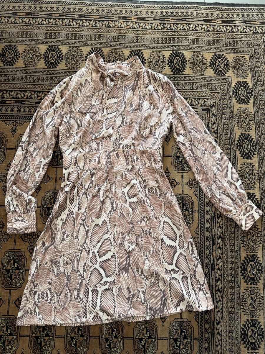 Robes: River Island Kleid, Schlangenmuster, Gr. 36, Python – D'occasion à Locarno par Ery02