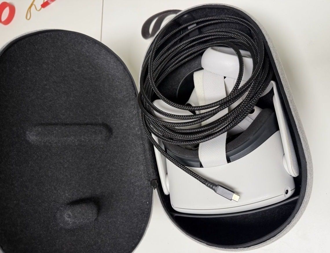 Meta VR Brille: Meta Quest 2 VR Headset with Case and Controllers – Gebraucht aus Zürich von kspruthviraj 1