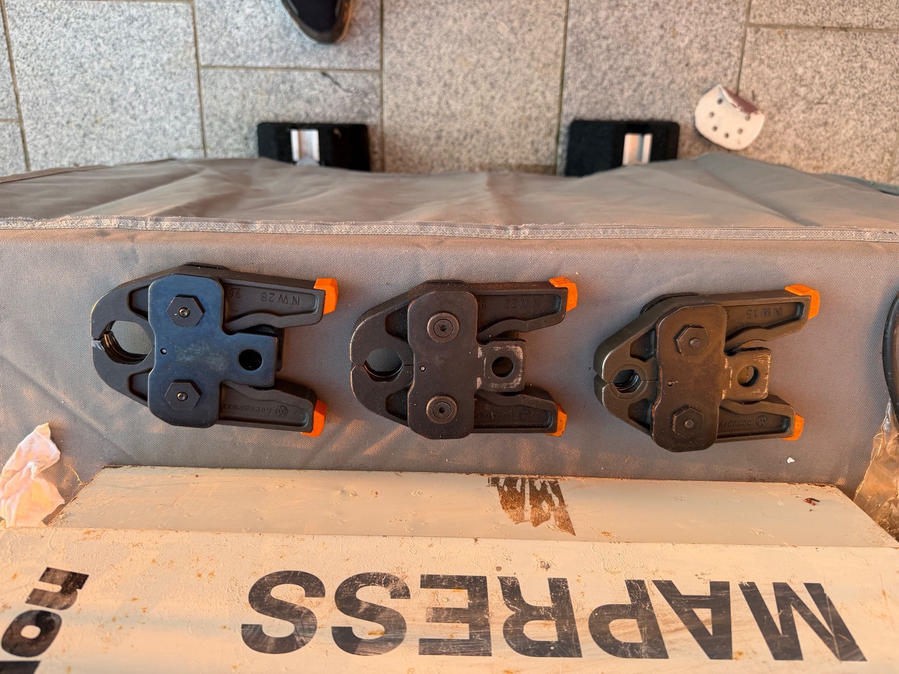 Tous les outils: Pressfitting-System Mannesmann MAPRESS NovoPress mit 3Zangen – D'occasion à Lotzwil par ern_lo 2