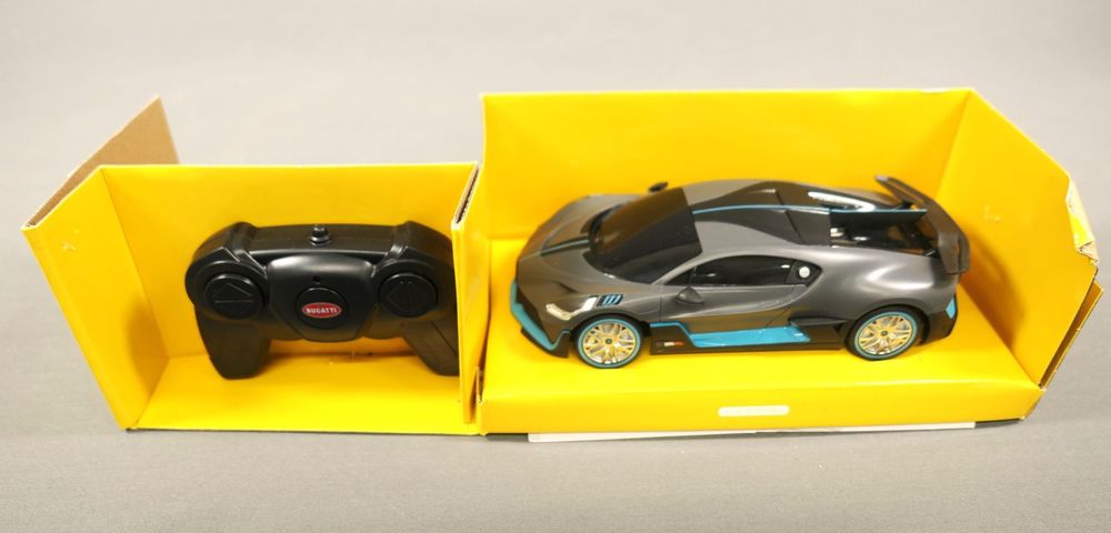 Maisto BB Junior RC - Bugatti Divo avec lumières et sons, télécommande bleue, 2,4 Ghz - Voitures et machines