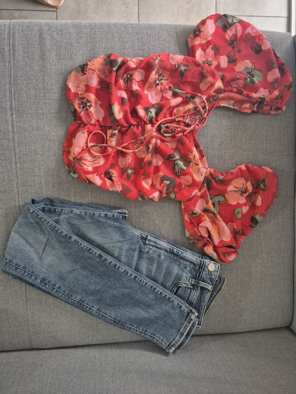 H&M Lotti di vestiti: ensemble H&M blouse XS/S jeans 34/36 – Usato da St-Pierre-Clages venduto da _RV