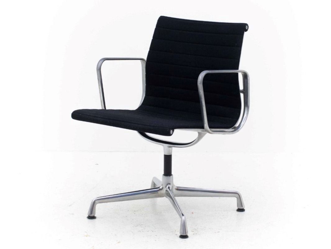 Vitra Stühle: Eames EA 107 Bürostuhl in Schwarz Vitra – Gebraucht aus Zürich von STUZH38