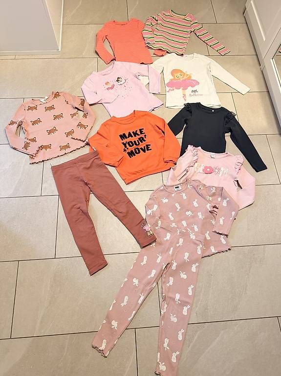 Lotti & Set di vestiti: Kleiderpaket Mädchen, lang, 110, 11-teilig – Usato da Wilen b. Wil venduto da carpediem25