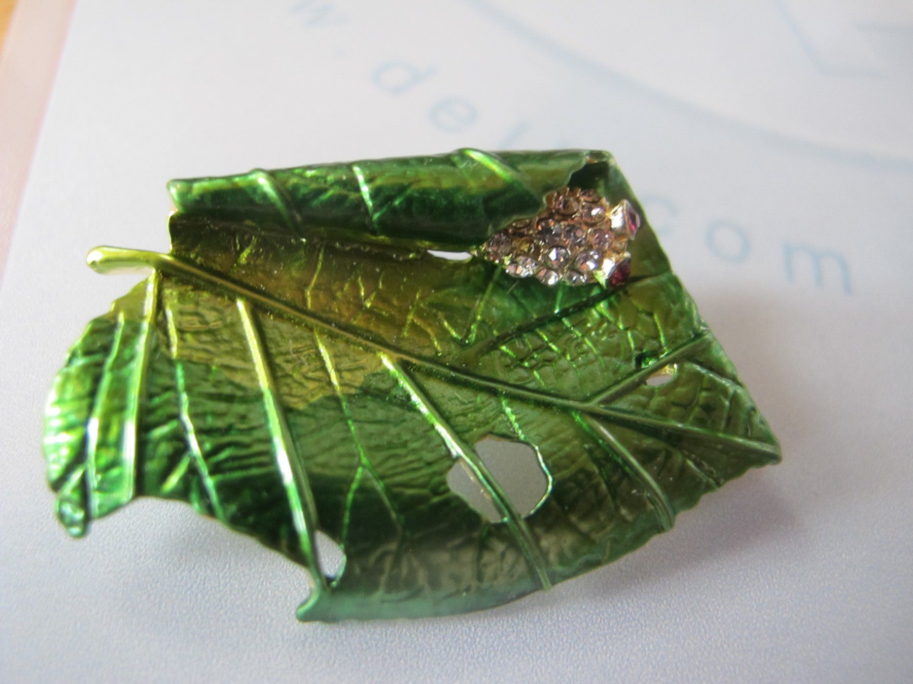 Broches & Aiguilles: Grüne Blatt Brosche Blatt mit Raupe Strass – Neuf (Voir description) à Löhningen par Chimae67 1