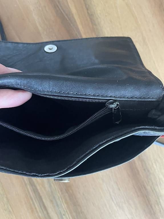 Taschen für Damen: Ledertasche schwarz mit roter Kante. – Gebraucht aus Bottighofen von con_6lgw 3
