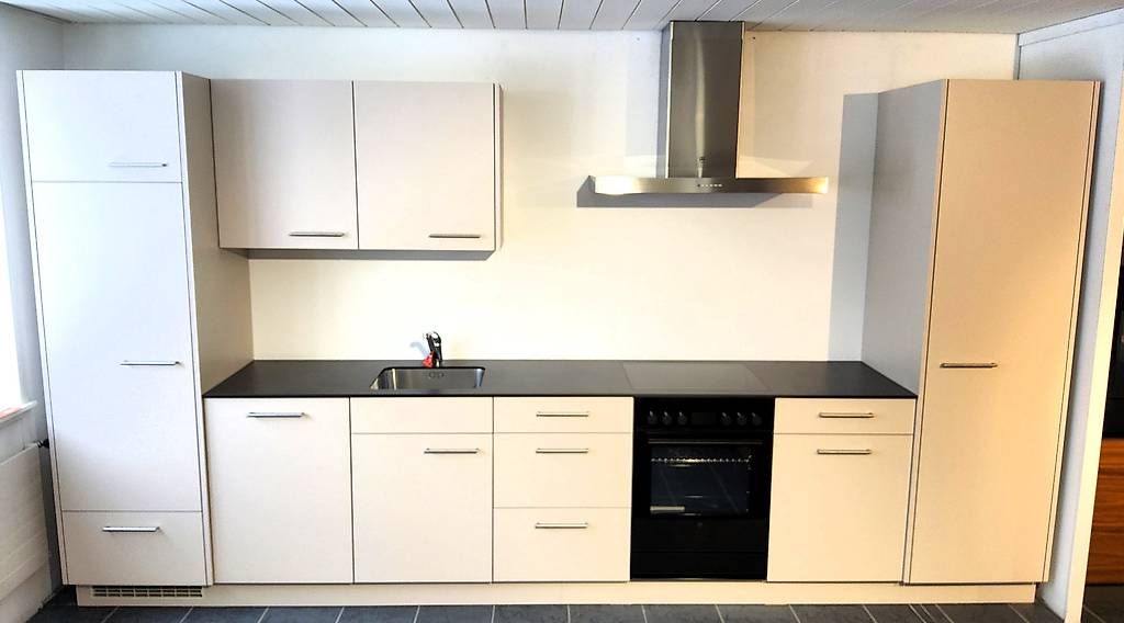 Cucine complete: Küche creme ab Ausstellung – Usato da Urtenen-Schönbühl venduto da wohnstudio_haller