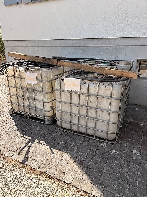 Abbeveratoi e trogoli: 4 Wasserfässer, Schläuche und Unterbau – Usato da Ziefen venduto da Raimund01 2
