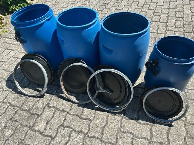 Accessoires: 4 blaue Kunststofffässer mit Deckel und Spannring – D'occasion à Mägenwil par Pwidi