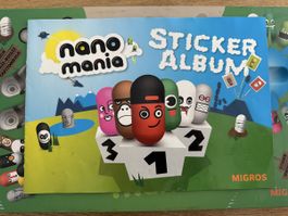 Nano Mania Spiel mit Sammelfiguren und Stickeralbum
