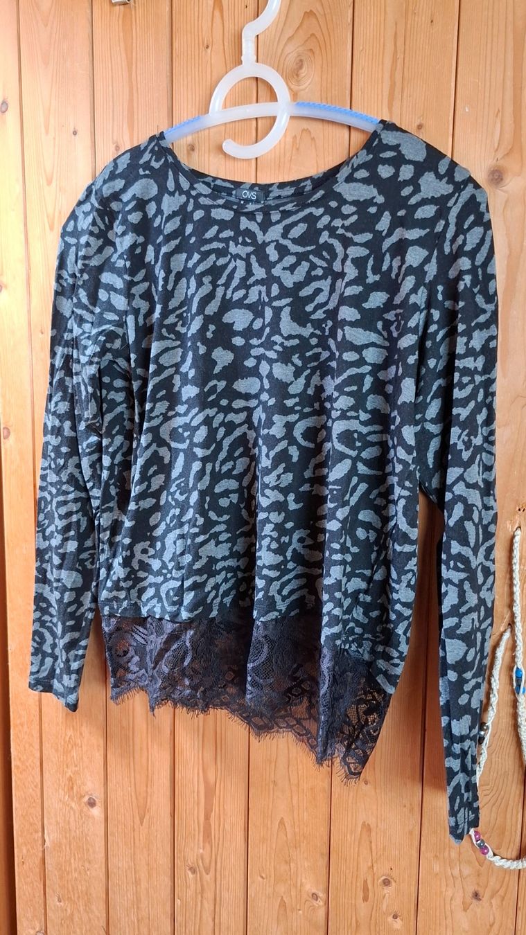 T-shirt: Langarm T.Sihrt mit Spitzenbesatz, Leo-Muster . – Usato da Plagne venduto da Reticulum01