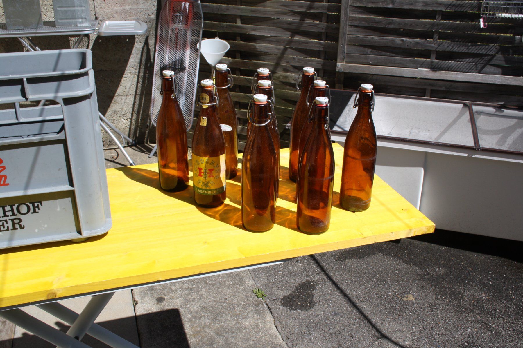 Casse di vino e birra: EICHHOF BIERKISTE MIT  BÜGELFLASCHEN – Usato da Wauwil venduto da Pneuedy 1