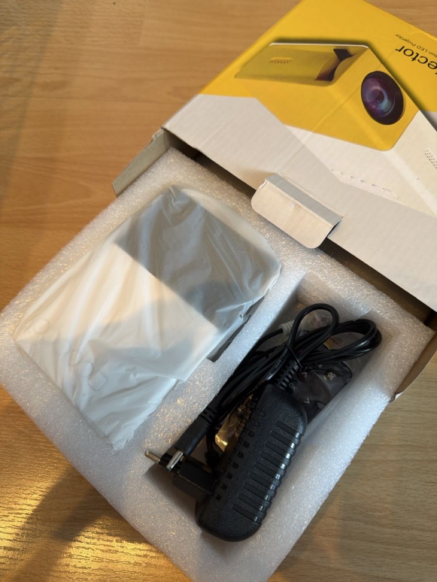 Proiettori: LED Mini Projektor YG300 Black Neuwertig – Usato da Brittnau venduto da j.r.b 1