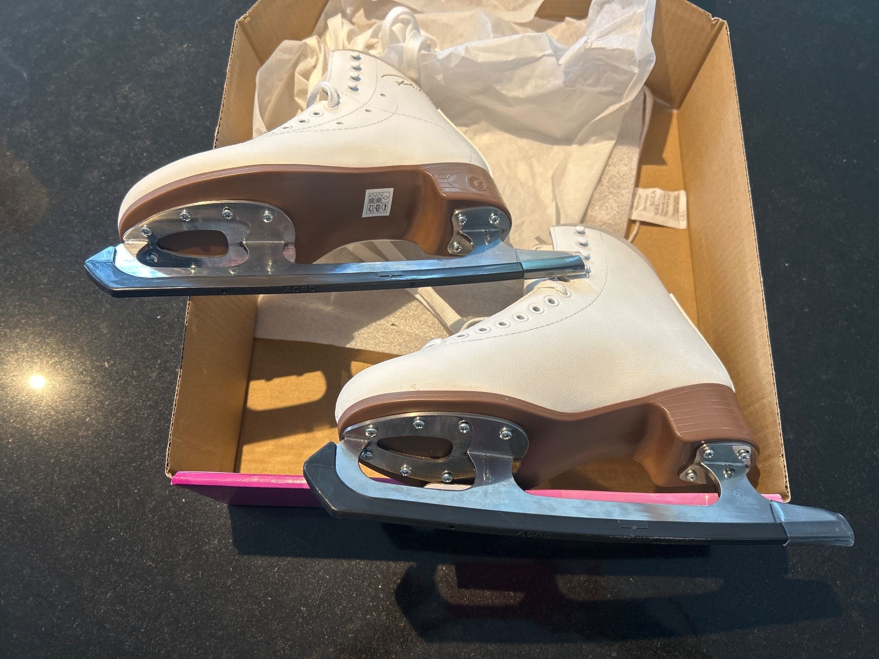 NEU Graf Eiskunstlauf RUBY Star mit Swarovski-Kristall Gr.37 (Neuf avec ...