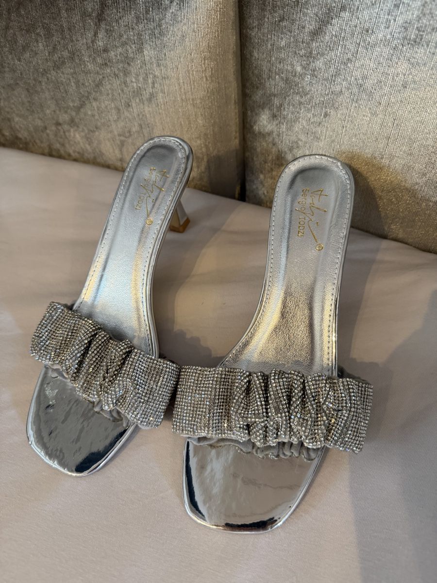 Scarpe da donna: Silberne Heels mit Strass – Nuovo (secondo la descrizione) da Tennwil venduto da Zaylaaa