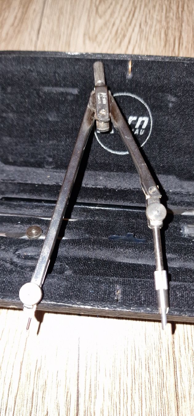 Compassi: Ensemble de compas 4 pcs "KERN SWISS" avec étui, années "50" – Usato da Genève venduto da Petit-Ange 5