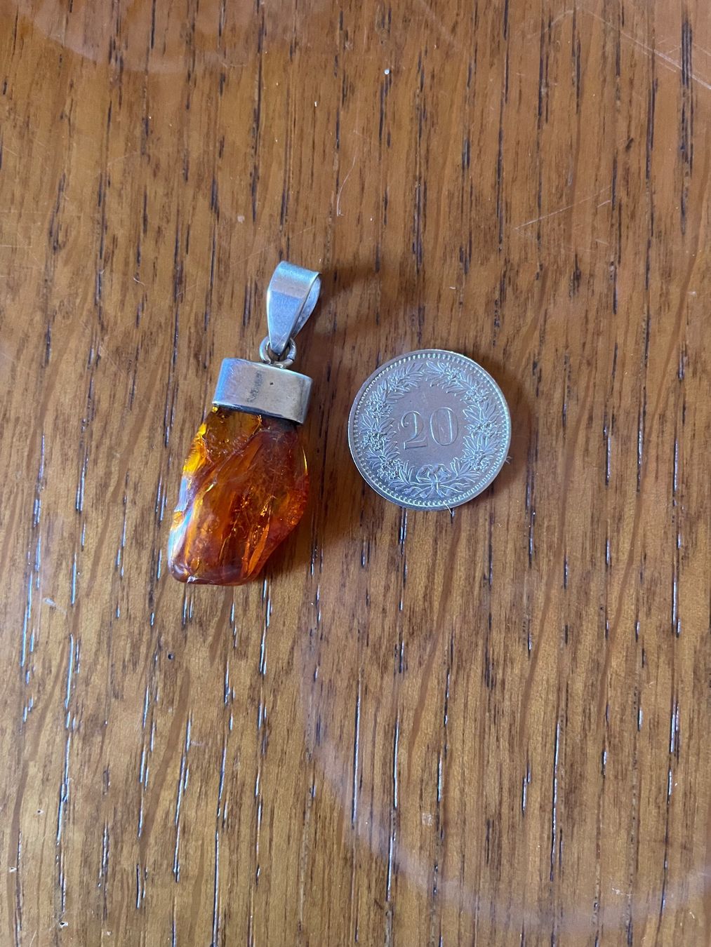 Pendentifs: Bernstein Anhänger mit Silberfassung – D'occasion à Gümligen par BazaarBazaar