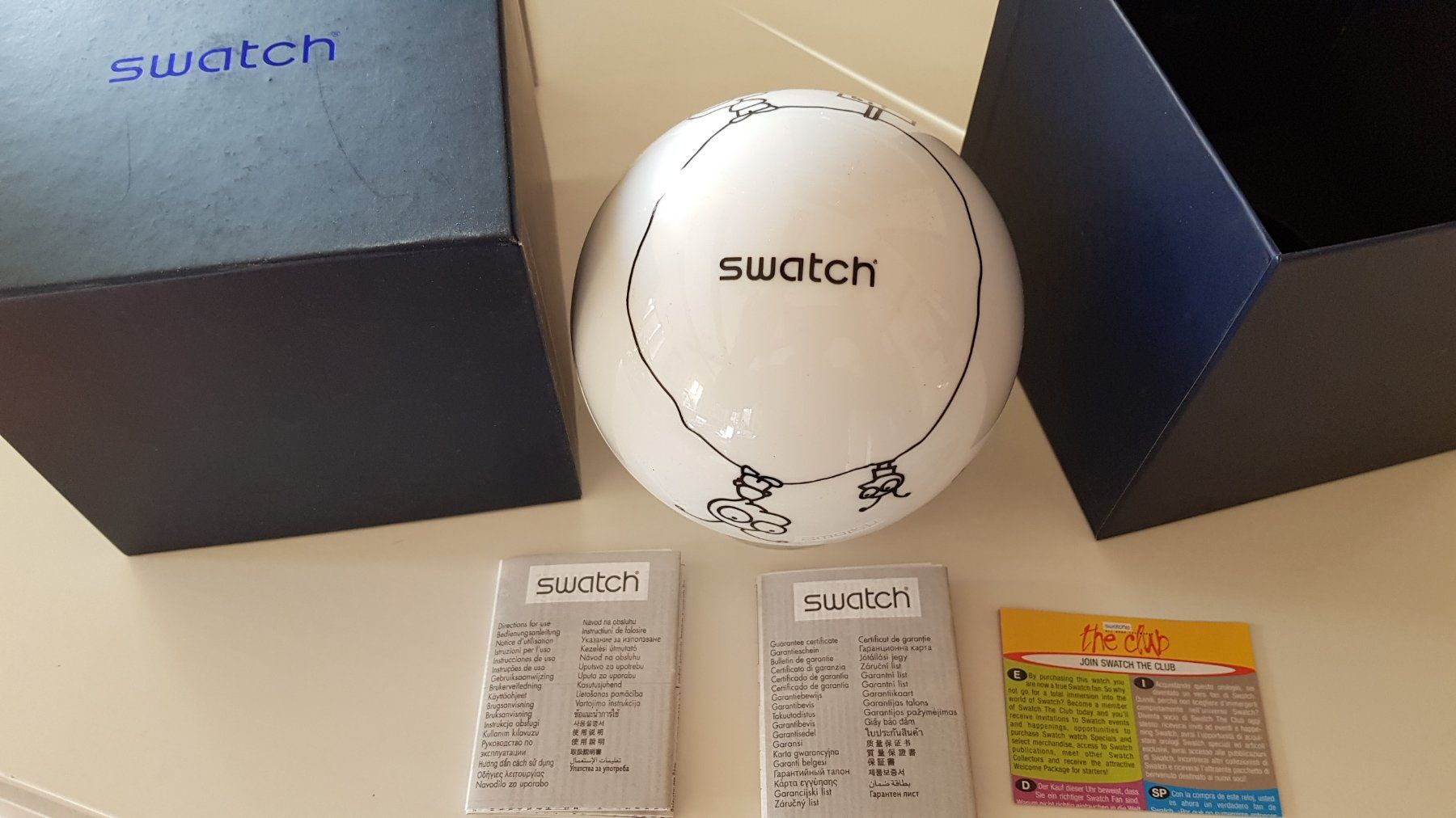 Swatch Uhren: SWATCH LITTLE IDIOT - SUOZ129S - Entwurf: Moby – Neu und originalverpackt aus Zürich von Alcetta