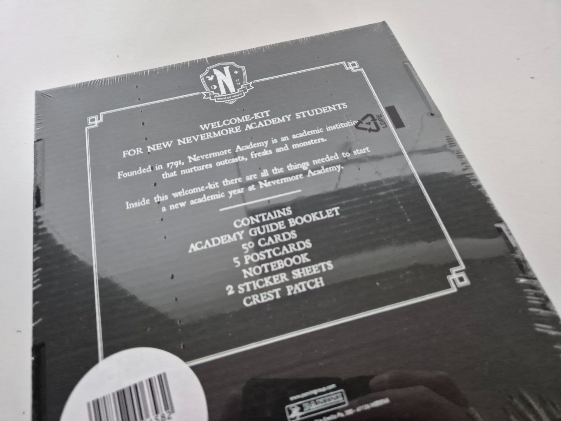 Statuette: NEU - Wednesday TCG Welcome-Kit Nevermore Academy – Nuovo e nell'imballaggio originale da Bassersdorf venduto da retrolab 2