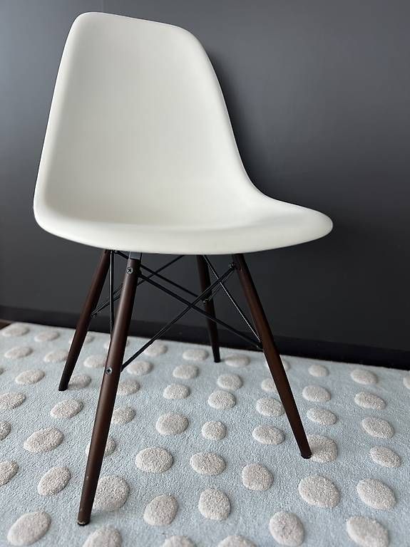 Stühle: ORIGINAL Eames Plastic Side Chair DSW – Gebraucht aus Rotkreuz von Vitamin_Sea