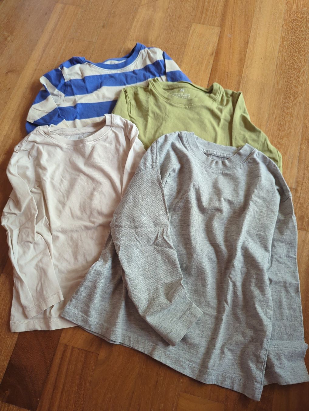 H&M Lotti & Set di vestiti: H&M Langarmshirt Gr. 110/116 – Usato da Eglisau venduto da raf_hn2x