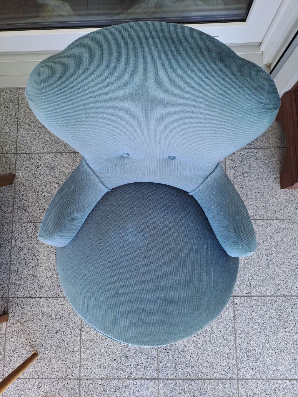 Poltrone: Fauteuil bleu velours vintage crapaud   – Usato da Fribourg venduto da Cocojim 1