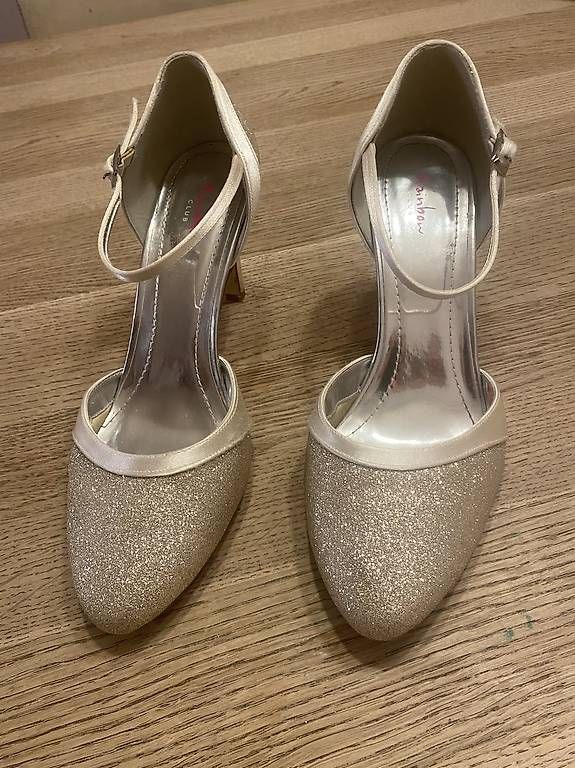 Scarpe da donna: Hochzeitsschuhe Nr. 38 – Usato da Disentis/Mustér venduto da LarissaF 3