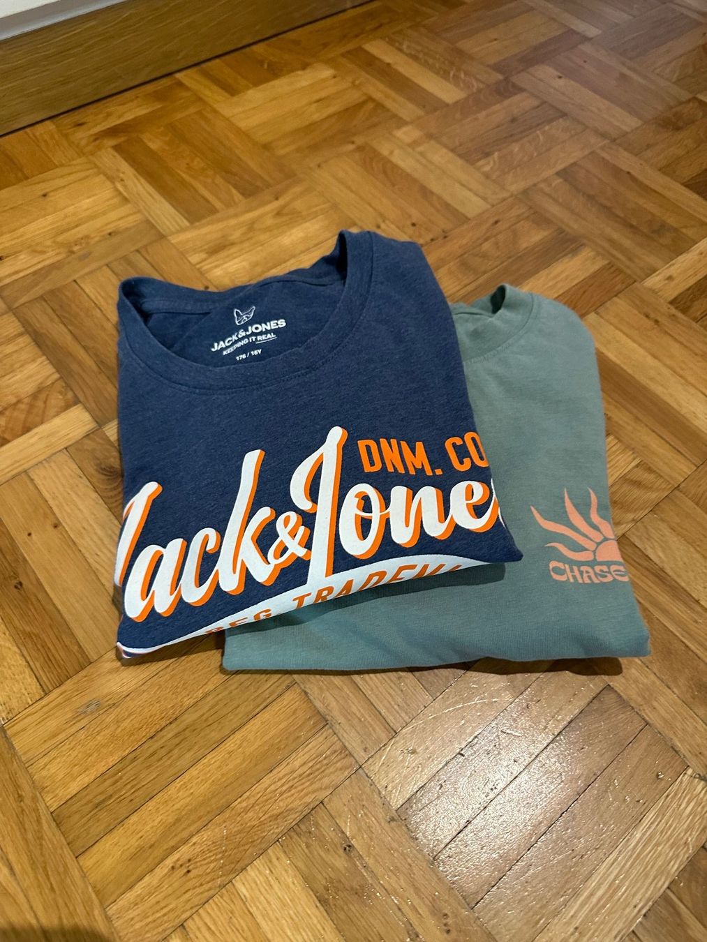 Camicie, T-shirt & Polo: 2 T-Shirts, Gr. 176 und Gr. 152 – Usato da Winkel venduto da Tatanof