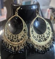 Orecchini dorati con perline nere stile boho lunghi